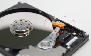 nam-cham-khong-lam-mat-du-lieu-may-tinh