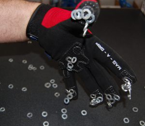 gang-tay-nam-cham-cho-nguoi-sua-chua